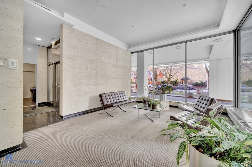 Lobby - 360 W Wellington Ave
