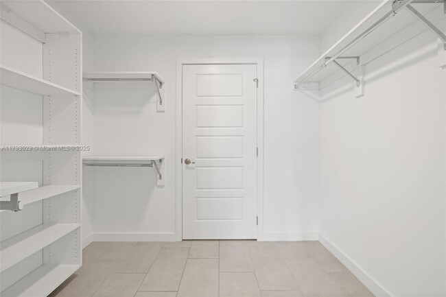 Building Photo - 2150 N Bayshore Dr