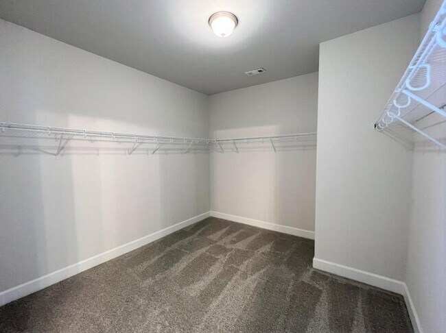 Building Photo - 130 Hawthorn Ln