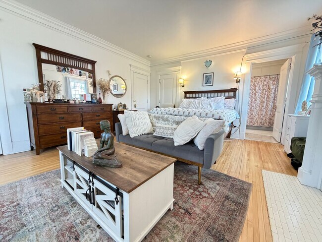 Building Photo - Beautiful 4 Bedroom/2 Bathroom Second Floor Apartment in East Duluth Mansion with Utilities Inclu...