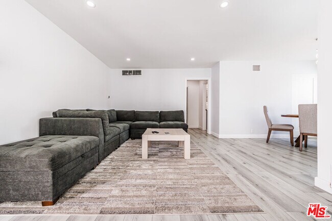 Building Photo - 722 Lincoln Blvd