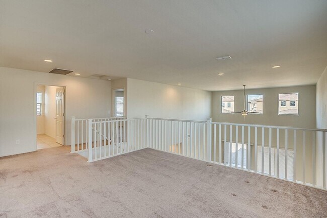 Building Photo - Charming 4-bed, 3.5 bath home with full SOLAR at Trailside community on Happy Valley in North Peoria