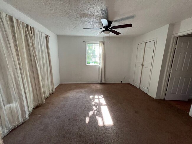 Building Photo - 1 Bedroom Section 8 Home!!