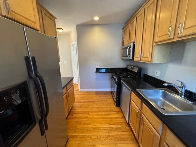 Building Photo - 6442 N Leavitt St