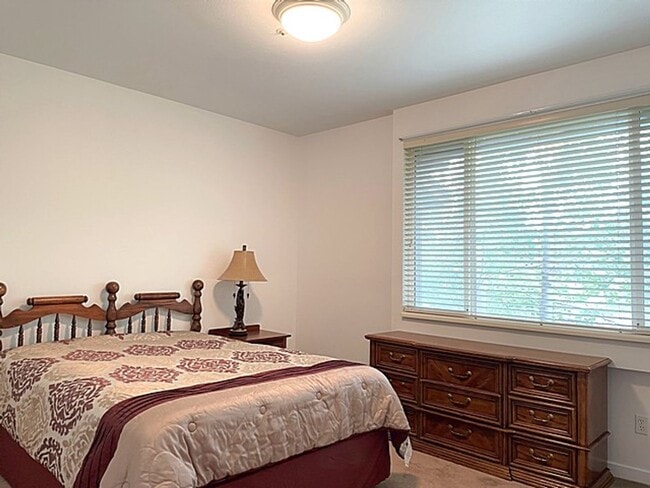 Building Photo - Top Floor Unit in Pinebrook