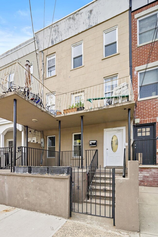 Primary Photo - 173 Van Horne St