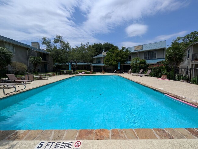 Building Photo - 2/2 Condo on Lake McQueeny / Waterfront Co...