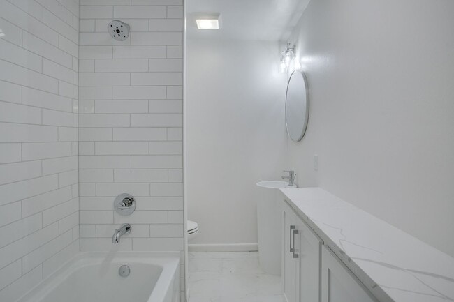 Building Photo - Pre Leasing for Fall 2026! 4/3 in Medical District