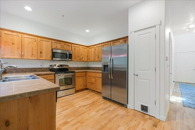 Building Photo - Crisp, Updated Townhome Near Nike & Shopping