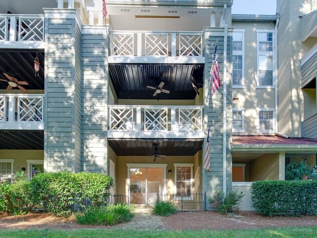 Building Photo - Amenity rich water front condo ready for move in!