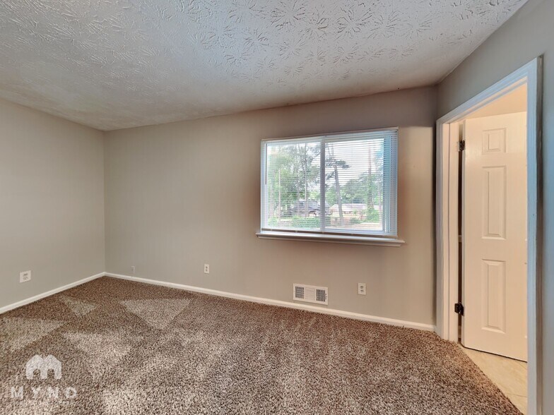 Building Photo - 2262 New Castle Cir