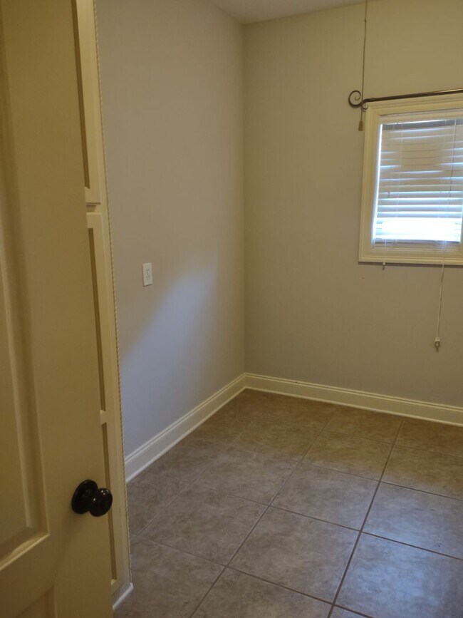 Building Photo - 103 Hallmark Pl