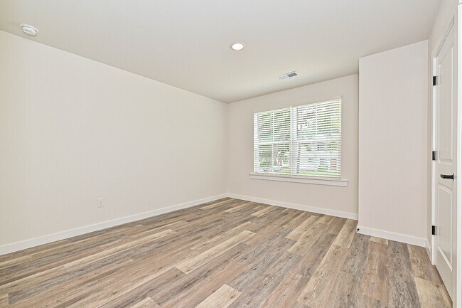 Building Photo - 504 12th Ave NE
