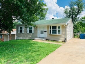 Building Photo - 3 Bedroom 1 bathroom home for rent in Hazelwood
