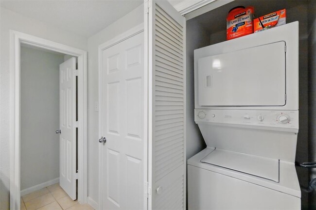 Building Photo - 2255 Braeswood Park Dr