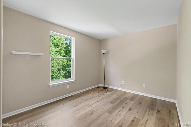 Building Photo - 7055 Oakridge Dr