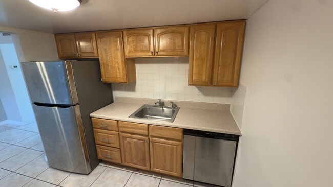 Building Photo - Spacious 1-Bed Condo in Sutton House – 974 SF, East of Biscayne