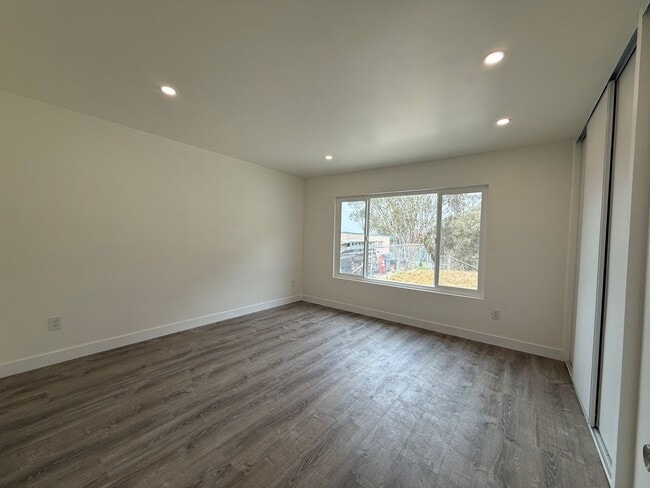 Building Photo - Newly Remodeled Interior 3BD! Enclosed Backyard! AC! Washer and Dryer!