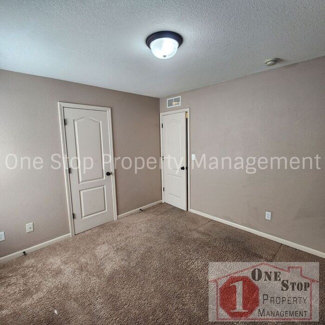 Building Photo - Generously Sized 3 bedroom, 2.5 bathroom i...