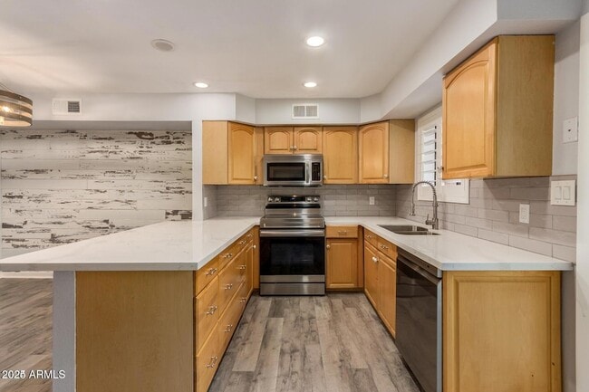 Building Photo - 1425 E Desert Cove Ave