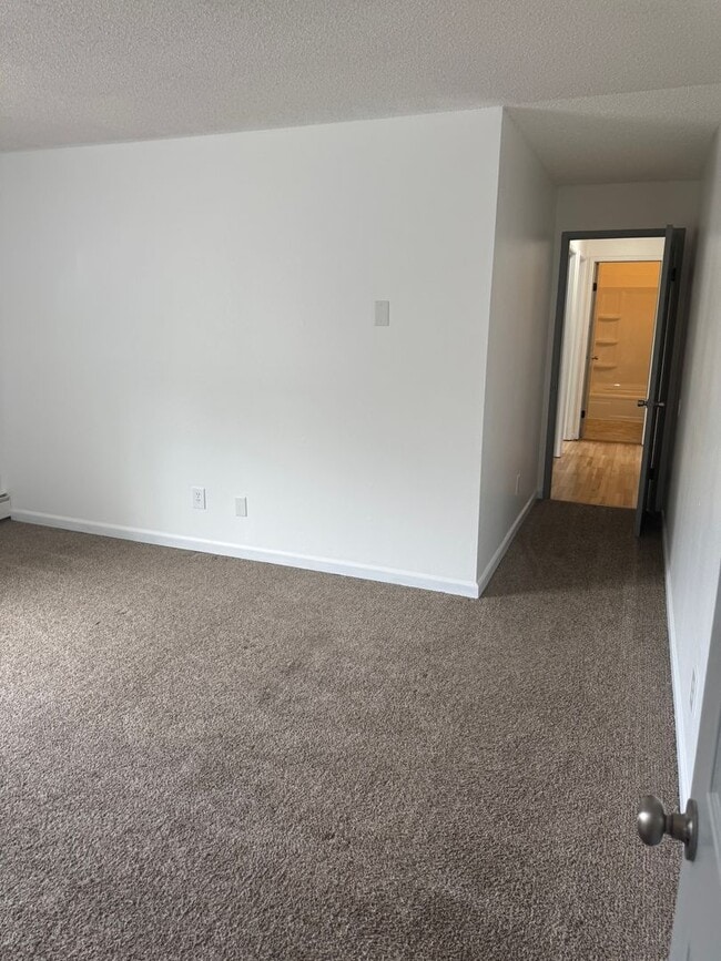 Building Photo - Spacious condo unit in East Anchorage