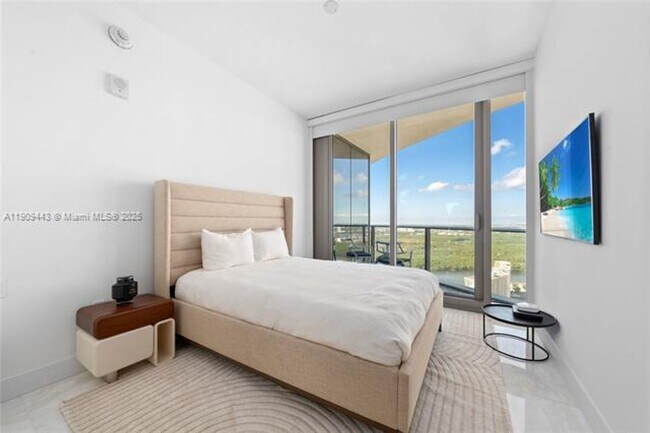 Building Photo - 15701 Collins Ave