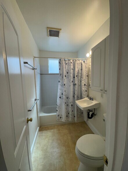 Building Photo - 714 Loma Dr