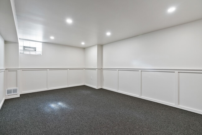 Building Photo - 4484 Scherling St