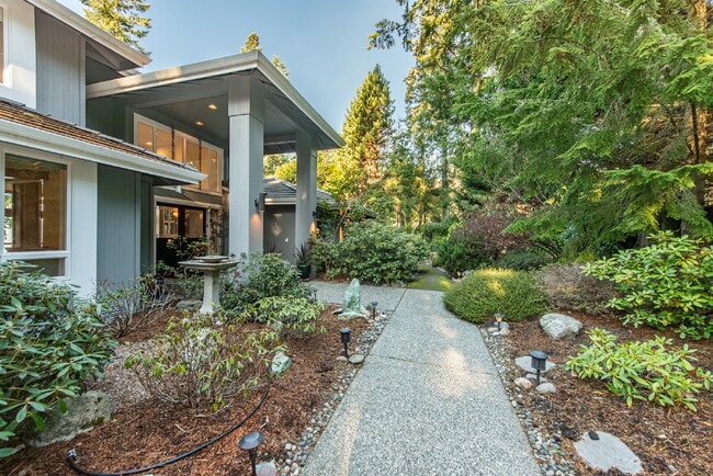 Building Photo - Beautiful Custom Home Overlooking Sequim Bay