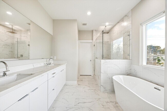 Building Photo - 8664 Easthaven Blvd