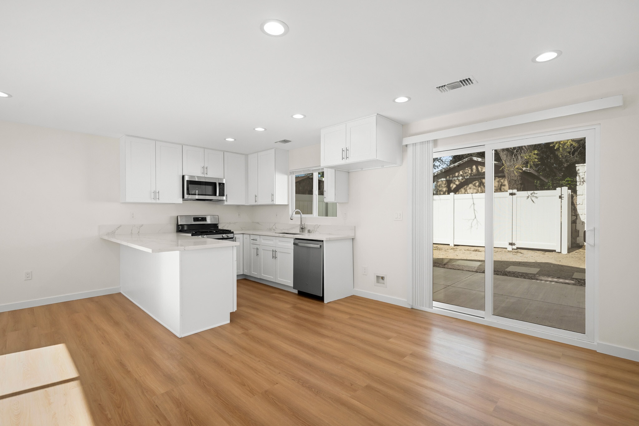 Building Photo - 7649 Thousand Oaks Dr