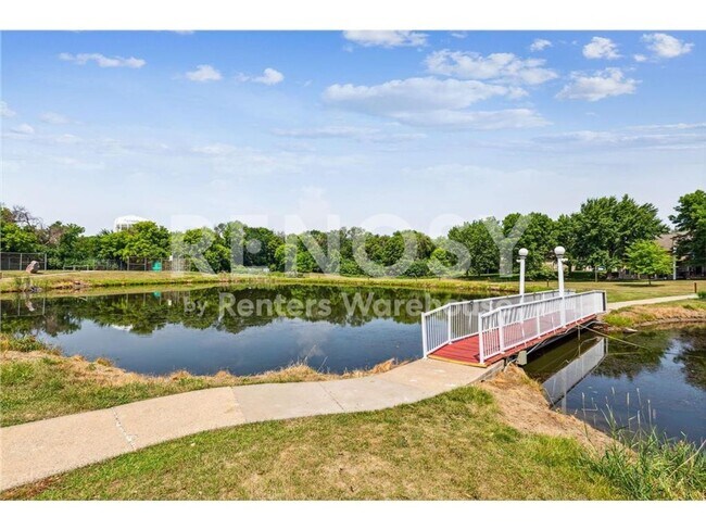 Building Photo - Available now - your very own 2 bedroom, 2 bath condo in Plymouth!
