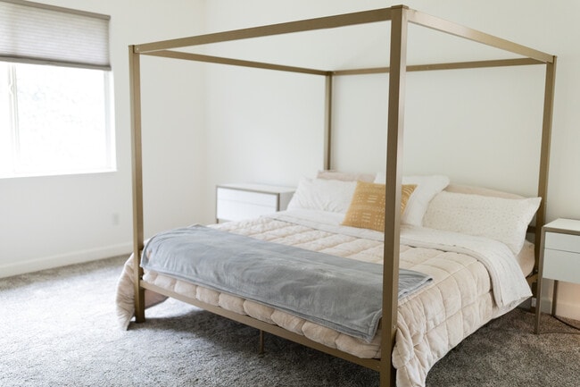 Building Photo - Draper Home - Annie