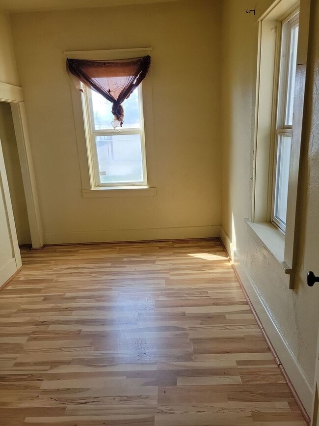 Building Photo - 6 bedroom, 2 bathroom house for rent in Je...
