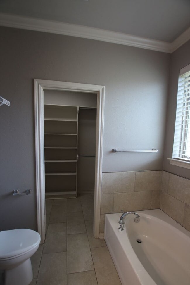 Building Photo - Beautiful 3 Bedroom 2 Bath Home in Guinn E...