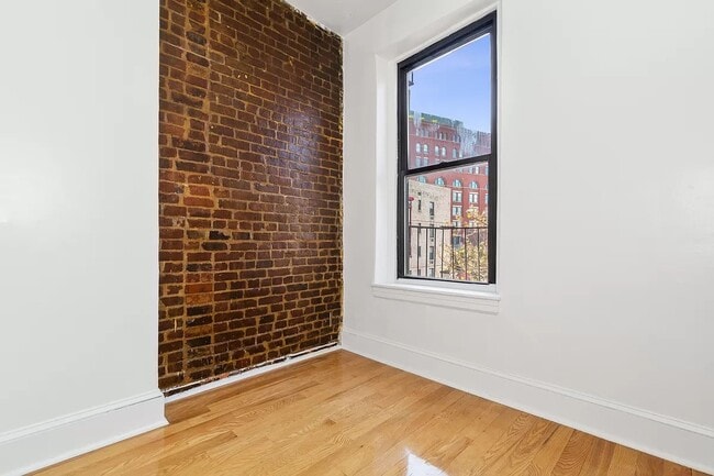 Building Photo - 300 West 10th Street