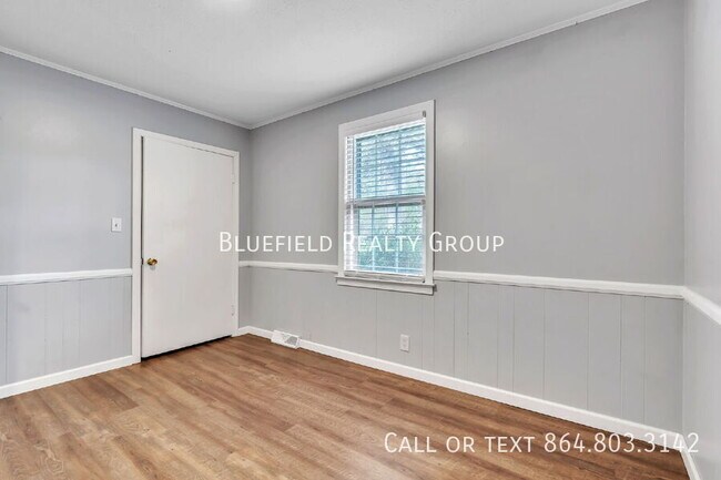Building Photo - 107 111 River Rd Cir