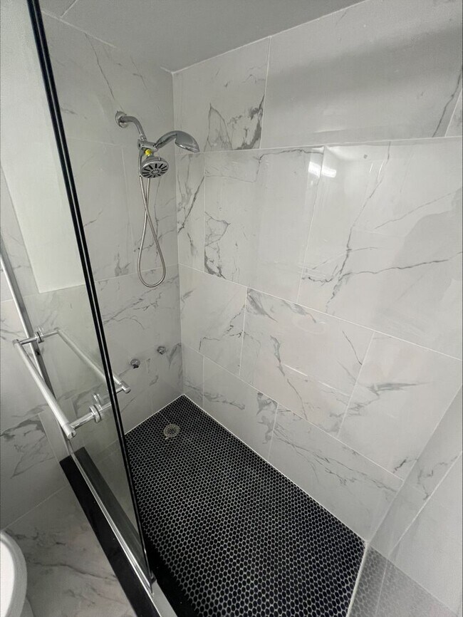 Building Photo - Luxury 1 Bedroom with Balcony, Pool & City Views – Hopkinson House