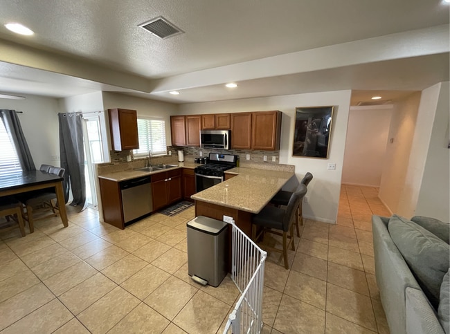 Building Photo - Large 4 Bedroom 2 bath Home in Chocolate Drop Neighborhood