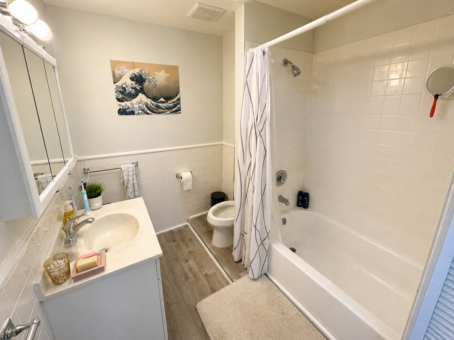 Building Photo - 136 W 7th St