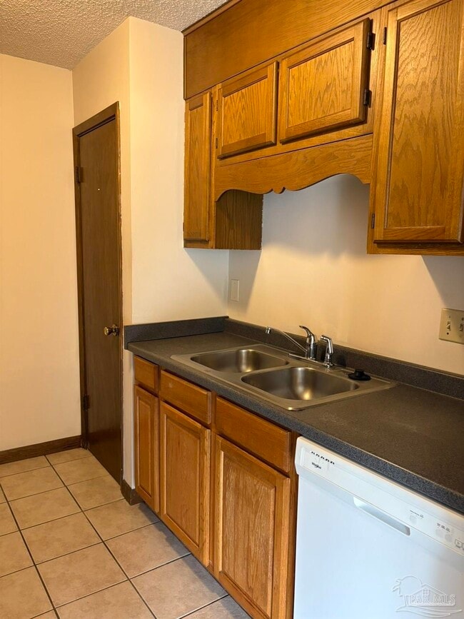 Building Photo - 3262 Maplewood Dr