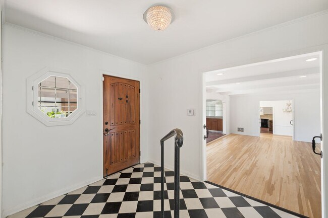 Building Photo - 1685 Sunset Plaza Dr