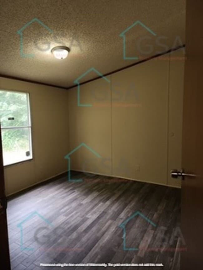 Building Photo - 3 Bedroom Mobile Home Available!