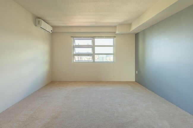 Building Photo - 1 Bdrm / 1 Bath condo with (2) AC (801 SOU...