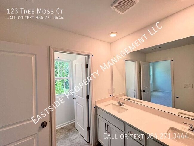 Building Photo - 123 Tree Moss Ct