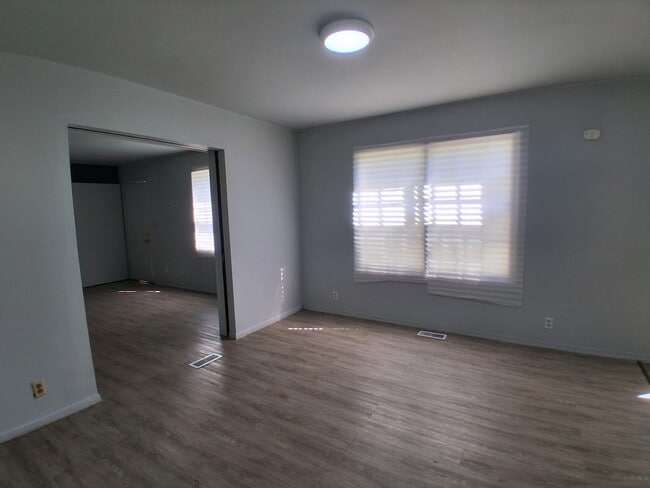 Building Photo - 1709 Crestview Dr