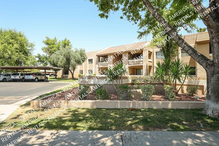 Building Photo - 2146 W Isabella Ave