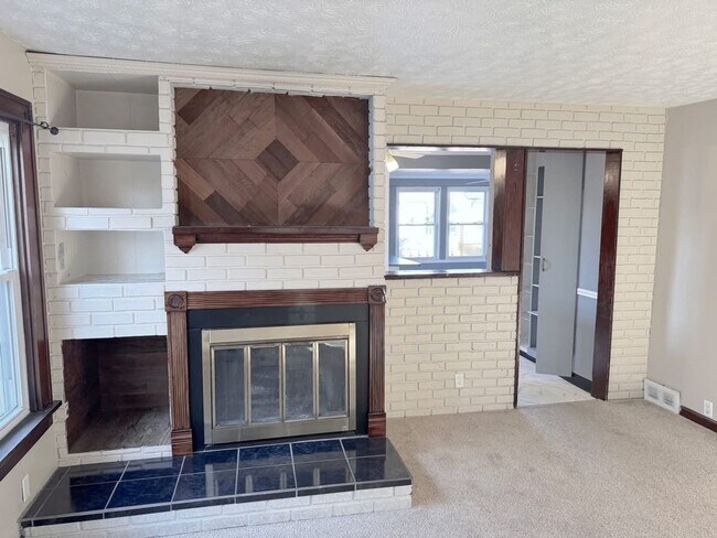 Building Photo - 305 N F St