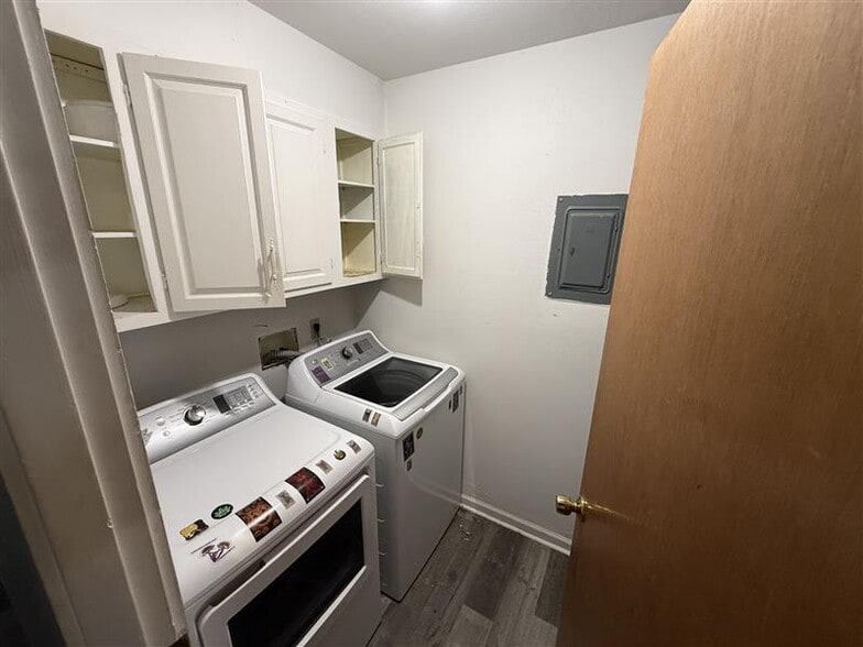 Laundry - 907 La Tourrette Ct