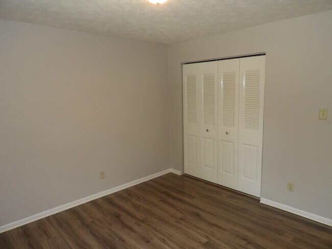 Building Photo - 204 Landings Dr
